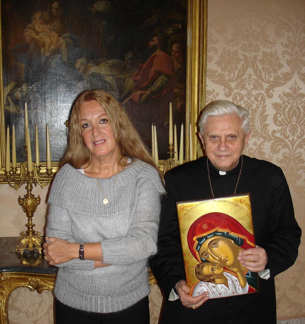 Moins de cinq mois avant d'tre lu Pape Benot XVI, le Cardinal Joseph Ratzinger, Prfet de la Congrgation pour la Doctrine de la Foi (CDF), reoit Vassula le 22 novembre 2004 au sige de la CDF, au Vatican, au terme du dialogue men durant deux ans au sujet de l'oeuvre La Vraie Vie en Dieu.
