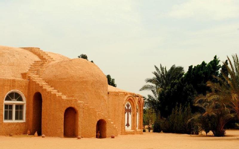 derrière l'église d'Anafora